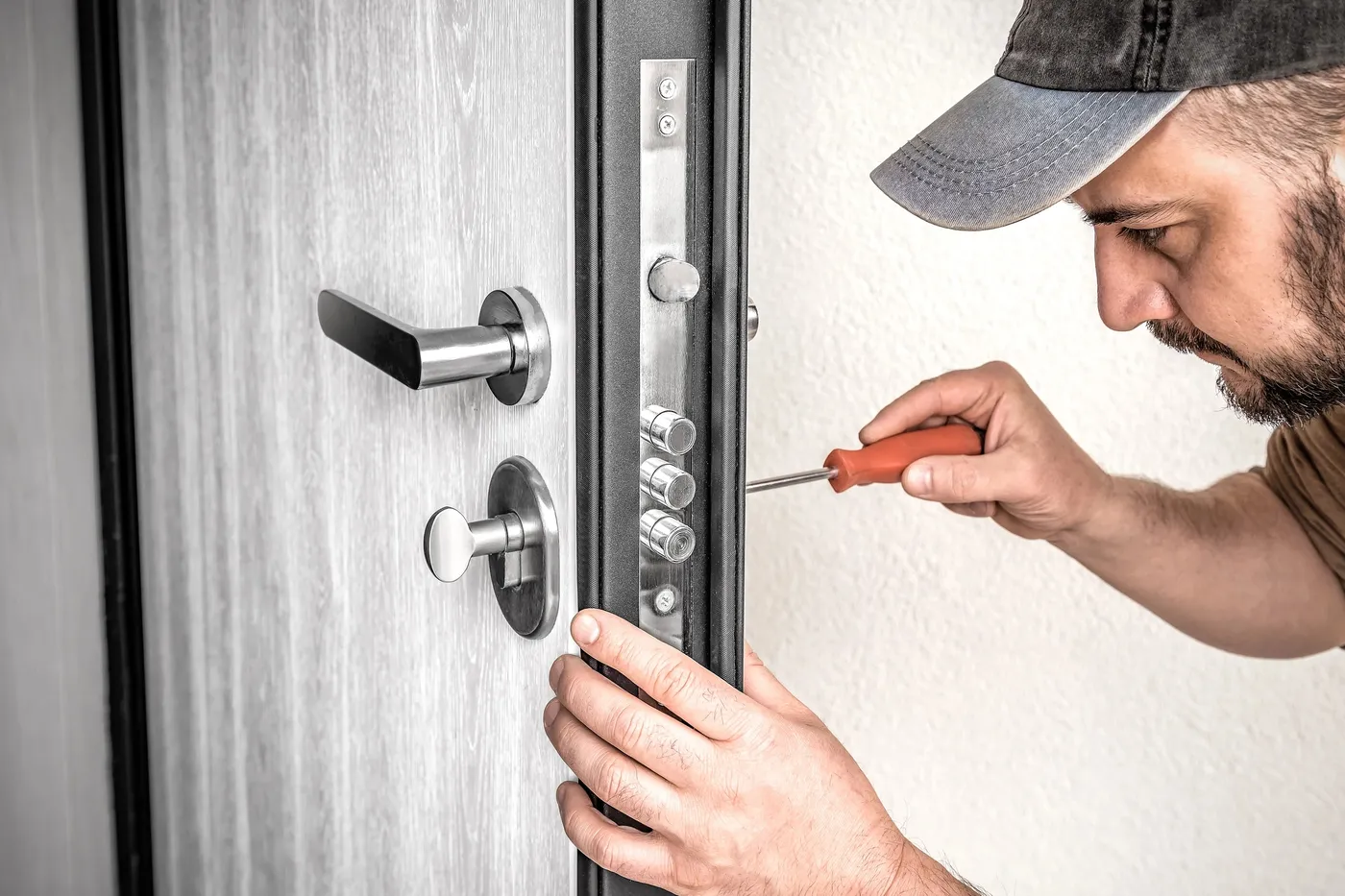 Serrurier indépendant intervenant sur une porte à Guyancourt (78280)